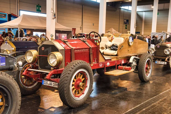 FRIEDRICHSHAFEN - MAIO 2019: vermelho AMERICANO LaFrance cabrio no Motorworld Classics Bodensee em Maio 11, 2019 em Friedrichshafen, Alemanha — Fotografia de Stock