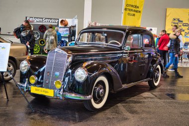 Friedrichshafen - Mayıs 2019: siyah Mercedes-Benz 220 W187 1953 coupe Motorworld Classics Bodensee Mayıs'ta 11, 2019 Friedrichshafen, Almanya