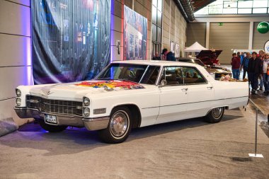 Friedrichshafen - Mayıs 2019: Beyaz Cadillac Hardtrop Sedan De Ville 3 1966 Coupe Motorworld Classics Bodensee Mayıs'ta 11, 2019 Friedrichshafen, Almanya