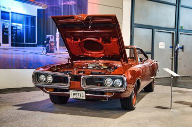 Friedrichshafen - Mayıs 2019: kırmızı turuncu Dodge Super Bee 1970 Motorworld Classics Bodensee Mayıs'ta 11, 2019 Friedrichshafen, Almanya