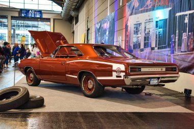 Friedrichshafen - Mayıs 2019: kırmızı turuncu Dodge Super Bee 1970 Motorworld Classics Bodensee Mayıs'ta 11, 2019 Friedrichshafen, Almanya