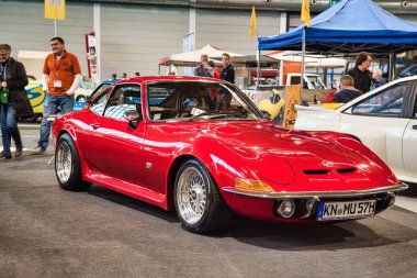 Friedrichshafen - Mayıs 2019: kırmızı Opel Gt 1968 coupe Motorworld Classics Bodensee Mayıs'ta 11, 2019 Friedrichshafen, Almanya