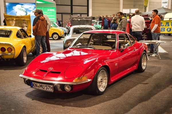 Friedrichshafen-mei 2019: rode Opel gt 1968 Coupe bij Motorworld Classics Bodensee op 11 mei 2019 in Friedrichshafen, Duitsland — Stockfoto