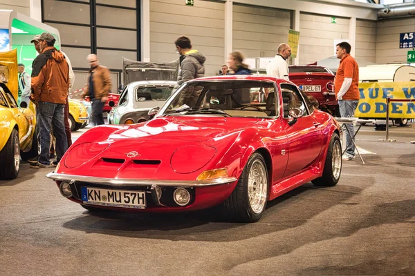 Friedrichshafen-mei 2019: rode Opel gt 1968 Coupe bij Motorworld Classics Bodensee op 11 mei 2019 in Friedrichshafen, Duitsland — Stockfoto