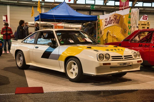 FRIEDRICHSHAFEN - MAYO 2019: cupé OPEL MANTA 400 1984 amarillo blanco en Motorworld Classics Bodensee el 11 de mayo de 2019 en Friedrichshafen, Alemania — Foto de Stock