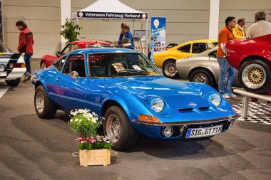 Friedrichshafen - Mayıs 2019: Mavi Opel Gt 1968 coupe Motorworld Classics Bodensee Mayıs'ta 11, 2019 Friedrichshafen, Almanya