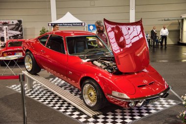 Friedrichshafen - Mayıs 2019: kırmızı Opel Gt 1968 coupe Motorworld Classics Bodensee Mayıs'ta 11, 2019 Friedrichshafen, Almanya