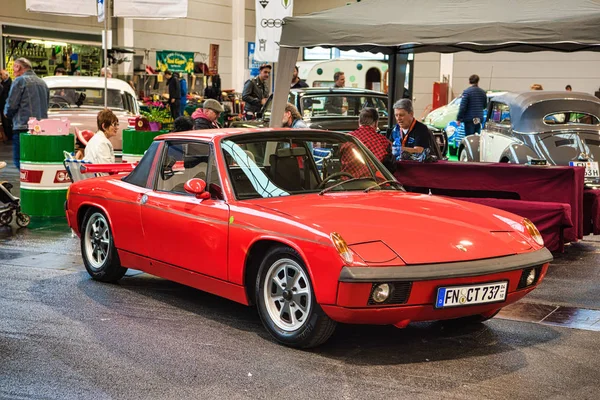 FRIEDRICHSHAFEN - MAYO 2019: rojo PORSCHE 914 GT TARGA 1971 en Motorworld Classics Bodensee el 11 de mayo de 2019 en Friedrichshafen, Alemania — Foto de Stock