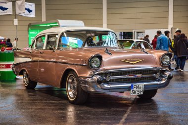 Friedrichshafen - Mayıs 2019: Kum kahverengi Chevrolet Bel Air 1957 Sedan Motorworld Classics Bodensee Mayıs'ta 11, 2019 Friedrichshafen, Almanya