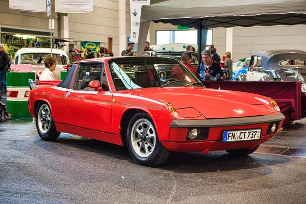 Friedrichshafen-mei 2019: rode Porsche 914 gt Targa 1971 bij Motorworld Classics Bodensee op 11 mei, 2019 in Friedrichshafen, Duitsland — Stockfoto