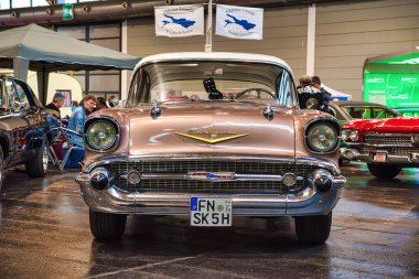 Friedrichshafen - Mayıs 2019: Kum kahverengi Chevrolet Bel Air 1957 Sedan Motorworld Classics Bodensee Mayıs'ta 11, 2019 Friedrichshafen, Almanya