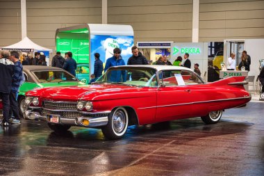 Friedrichshafen - Mayıs 2019: Beyaz kırmızı Cadillac Coupe De Ville 1959 Coupe Motorworld Classics Bodensee Mayıs'ta 11, 2019 Friedrichshafen, Almanya