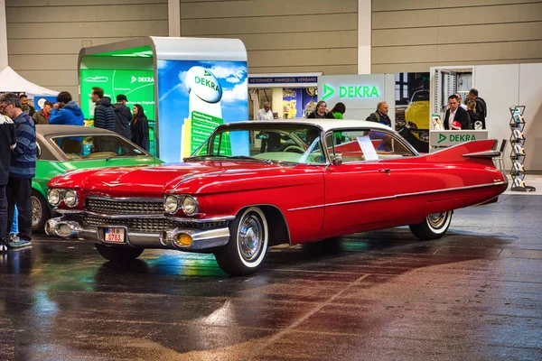 FRIEDRICHSHAFEN - MAIO 2019: branco vermelho CADILLAC COUPE DE VILLE 1959 coupé na Motorworld Classics Bodensee em Maio 11, 2019 em Friedrichshafen, Alemanha — Fotografia de Stock