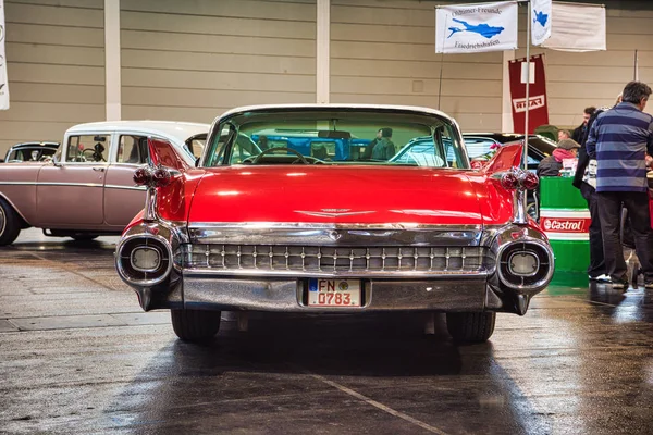 FRIEDRICHSHAFEN - MAIO 2019: branco vermelho CADILLAC COUPE DE VILLE 1959 coupé na Motorworld Classics Bodensee em Maio 11, 2019 em Friedrichshafen, Alemanha — Fotografia de Stock