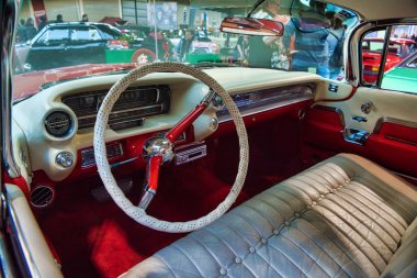 Friedrichshafen - Mayıs 2019: Cadillac De Ville beyaz deri iç 1959 Motorworld Classics Bodensee de Coupe Mayıs'ta 11, 2019 Friedrichshafen, Almanya