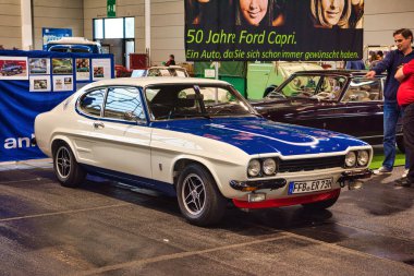 Friedrichshafen - Mayıs 2019: Beyaz mavi Ford Capri 2800 1974 coupe Motorworld Classics Bodensee Mayıs'ta 11, 2019 Friedrichshafen, Almanya