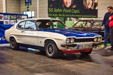 Friedrichshafen - Mayıs 2019: Beyaz mavi Ford Capri 2800 1974 coupe Motorworld Classics Bodensee Mayıs'ta 11, 2019 Friedrichshafen, Almanya