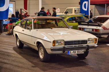 Friedrichshafen - Mayıs 2019: Beyaz Ford Capri 1974 coupe Motorworld Classics Bodensee Mayıs'ta 11, 2019 Friedrichshafen, Almanya