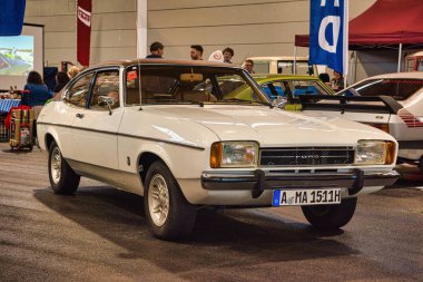 Friedrichshafen - Mayıs 2019: Beyaz Ford Capri 1974 coupe Motorworld Classics Bodensee Mayıs'ta 11, 2019 Friedrichshafen, Almanya