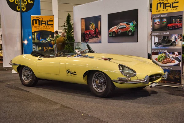 FRIEDRICHSHAFEN - MAYO 2019: RETO DE TIPO E JAGUAR amarillo claro 1974 taxista en Motorworld Classics Bodensee el 11 de mayo de 2019 en Friedrichshafen, Alemania — Foto de Stock