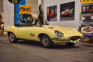 Friedrichshafen - Mayıs 2019: Açık sarı bej Jaguar E-Type Challenge 1974 cabrio roadster At Motorworld Classics Bodensee Mayıs'ta 11, 2019 Friedrichshafen, Almanya