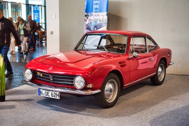 Friedrichshafen - Mayıs 2019: kırmızı Fiat Osi 1200 Spyder 1965 Coupe Motorworld Classics Bodensee Mayıs'ta 11, 2019 Friedrichshafen, Almanya