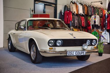Friedrichshafen - Mayıs 2019: beyaz Osi-Ford 20 M Ts coupe 1967 Motorworld Classics Bodensee Mayıs'ta 11, 2019 Friedrichshafen, Almanya