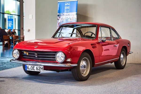 FRIEDRICHSHAFEN - MAY 2019: red FIAT OSI 1200 SPYDER 1965 COUPE at Motorworld Classics Bodensee on May 11, 2019 in Friedrichshafen, Germany — Stock Photo, Image