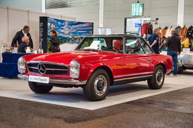 Friedrichshafen - Mayıs 2019: kırmızı Mercedes 280 Sl Pagode W113 1971 cabrio Motorworld Classics Bodensee Mayıs'ta 11, 2019 Friedrichshafen, Almanya