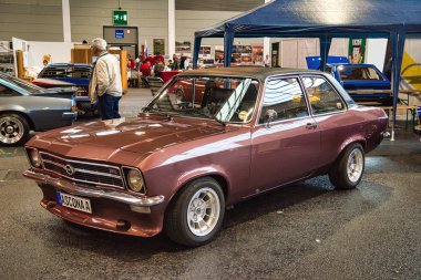 Friedrichshafen - Mayıs 2019: kahverengi bordo Opel Ascona A 1974 coupe Motorworld Classics Bodensee Mayıs'ta 11, 2019 Friedrichshafen, Almanya