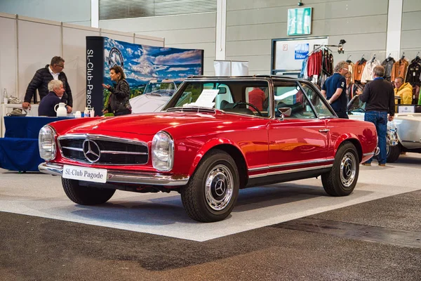 FRIEDRICHSHAFEN - MAYO 2019: rojo MERCEDES 280 SL PAGODE W113 1971 cabrio at Motorworld Classics Bodensee on mayo 11, 2019 in Friedrichshafen, Germany —  Fotos de Stock