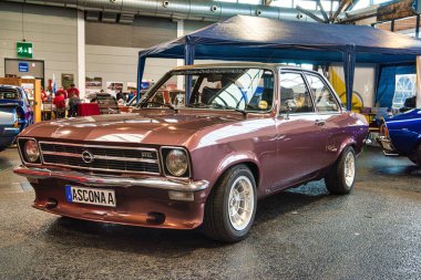 Friedrichshafen - Mayıs 2019: kahverengi bordo Opel Ascona A 1974 coupe Motorworld Classics Bodensee Mayıs'ta 11, 2019 Friedrichshafen, Almanya