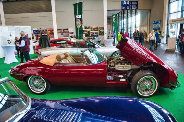 Friedrichshafen - Mayıs 2019: Koyu kırmızı Jaguar E-Type V12 1974 cabrio roadster Motorworld Classics Bodensee Mayıs'ta 11, 2019 Friedrichshafen, Almanya