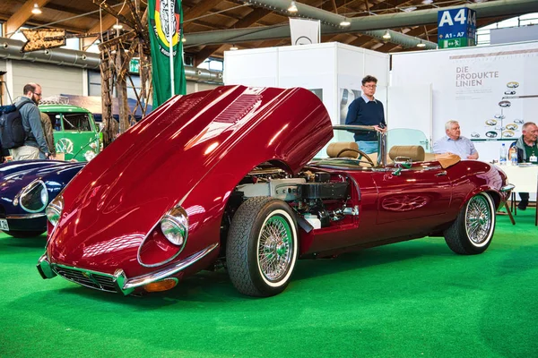 FRIEDRICHSHAFEN - MAIO 2019: dark red JAGUAR E-TYPE V12 1974 cabrio roadster at Motorworld Classics Bodensee on May 11, 2019 in Friedrichshafen, Alemanha — Fotografia de Stock