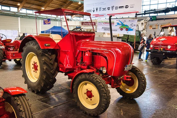 FRIEDRICHSHAFEN - MAIO 2019: vermelho PORSCHE JUNIOR DIESEL SUPER TRACTOR 1960 no Motorworld Classics Bodensee em 11 de maio de 2019 em Friedrichshafen, Alemanha — Fotografia de Stock