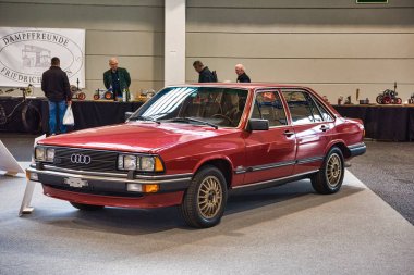 Friedrichshafen - Mayıs 2019: kırmızı Audi 200 C2 5t Type 43 1979 sedan Motorworld Classics Bodensee Mayıs'ta 11, 2019 Friedrichshafen, Almanya