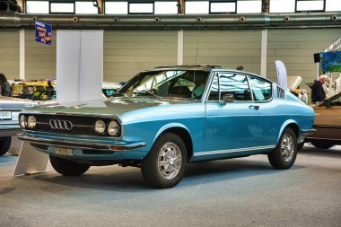 Friedrichshafen - Mayıs 2019: mavi Audi 100 coupe S C1 F104 1970 Mayıs'ta Motorworld Classics Bodensee'de 11 Mayıs 2019 Friedrichshafen, Almanya