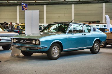 Friedrichshafen - Mayıs 2019: mavi Audi 100 coupe S C1 F104 1970 Mayıs'ta Motorworld Classics Bodensee'de 11 Mayıs 2019 Friedrichshafen, Almanya