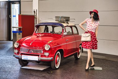 Friedrichshafen - Mayıs 2019: kırmızı Lloyd Alexander 1958 ve Motorworld Classics Bodensee'de kadın manken 11 Mayıs 2019'da Friedrichshafen, Almanya