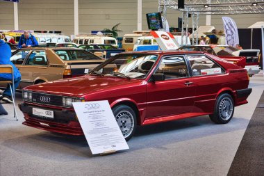 Friedrichshafen - Mayıs 2019: kırmızı Audi Coupe Gt 5s Type 81 B2 1980 sedan Motorworld Classics Bodensee Mayıs'ta 11, 2019 Friedrichshafen, Almanya