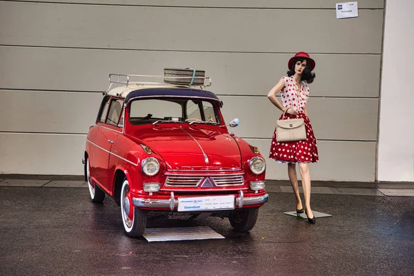 Friedrichshafen-mei 2019: Red Lloyd Alexander 1958 en vrouw mannequin bij Motorworld Classics Bodensee op 11 mei 2019 in Friedrichshafen, Duitsland — Stockfoto