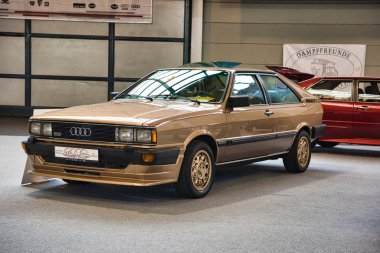 Friedrichshafen - Mayıs 2019: Kum altın kahverengi Audi Coupe Gt 5s Type 81 B2 1980 sedan Motorworld Classics Bodensee Mayıs'ta 11, 2019 Friedrichshafen, Almanya