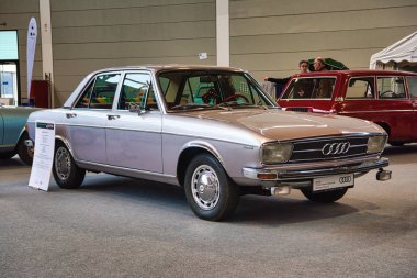 Friedrichshafen - Mayıs 2019: Gümüş Audi 100 Ls C1 1968 sedan Motorworld Classics Bodensee Mayıs'ta 11, 2019 Friedrichshafen, Almanya