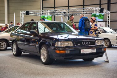 Friedrichshafen - Mayıs 2019: siyah Audi V8 Type 4c 1988 sedan Motorworld Classics Bodensee Mayıs'ta 11, 2019 Friedrichshafen, Almanya
