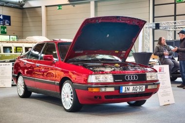 Friedrichshafen - Mayıs 2019: kırmızı Audi 90 Quattro 20v Type 89 1988 sedan Motorworld Classics Bodensee Mayıs'ta 11, 2019 Friedrichshafen, Almanya