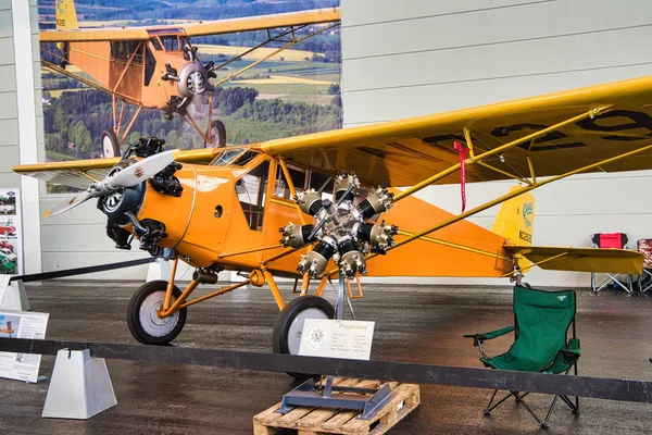 Friedrichshafen - Mai 2019: orangefarbenes Flugzeug curtiss robin j-1 1929 bei motorworld classics bodensee am 11. Mai 2019 in friedrichshafen — Stockfoto