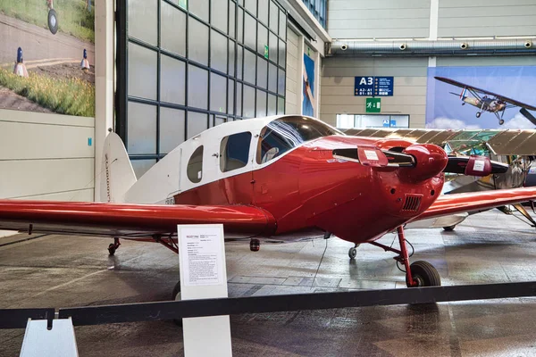 Friedrichshafen-maj 2019: czerwona płaszczyzna Bellanca Crusair Senior 1946 w Motorworld Classics Bodensee w maju 11, 2019 w Friedrichshafen, Niemcy — Zdjęcie stockowe