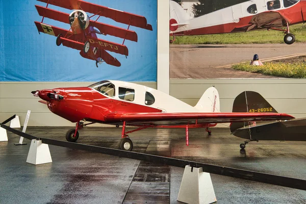 Friedrichshafen-maj 2019: czerwona płaszczyzna Bellanca Crusair Senior 1946 w Motorworld Classics Bodensee w maju 11, 2019 w Friedrichshafen, Niemcy — Zdjęcie stockowe