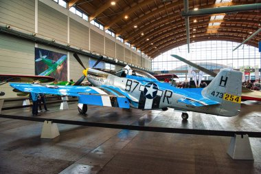 Friedrichshafen - Mayıs 2019: Gümüş mavi uçak P-51d Mustang Louisiana Kid 1944 Mayıs'ta Motorworld Classics Bodensee'de 11 Mayıs 2019 Friedrichshafen, Almanya