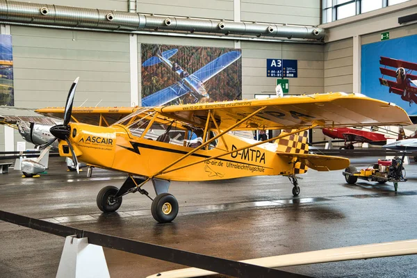 Friedrichshafen - Mayıs 2019: Sarı uçak Piper J3 Cub Motorworld Classics Bodensee Mayıs'ta 11, 2019 Friedrichshafen, Almanya — Stok fotoğraf